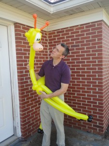 Greenville SC balloon artist twists a balloon giraffe